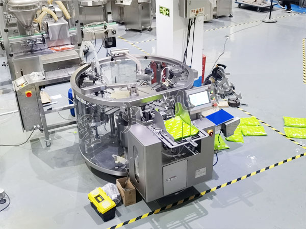 成都液體自動包裝機(jī)實(shí)拍圖