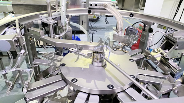 成都液體自動包裝機(jī)實(shí)拍圖