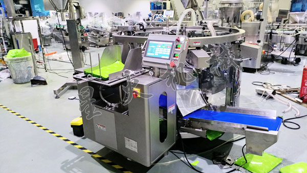 成都液體自動包裝機(jī)實(shí)拍圖